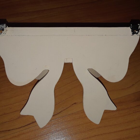 Adorable Wall Mounted Bow Shelf - Picture 3 of 12